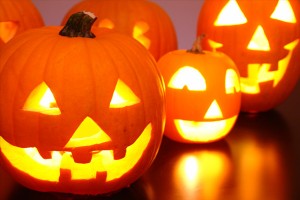 PULP FICTION Halloween Party Vol.1 ヨーロッパを起源とする民俗行事 毎年10月31日の晩に行われる 死者の祭り、収穫祭!! っということで、 開催します!! PULP FICTION Halloween Party Vol.1 日時:10月31日(木) <受付> 18:30 <Party> 19:00~21:00 チケット:前売り ¥2,500 (店頭にて販売) 当日 ¥3,000 ♪2時間飲んだくれの食い倒れ放題♡ ♪お料理は、 カボチャを使ったものから 一生のうちで食べられない 恐ろしいお料理をお届けします♡ ♪おもしろ体感ゲームに、 素敵なプレゼントも ご用意しております♡ ♪仮装してきて頂いた方の 中からは、、仮装大賞!!笑 豪華景品プレゼントします♡ 年に一度、大人の仮装がOKな晩・・・ みんなで仮装して!! Let's PULP FICTION♡♡ 来なかったら・・・いたずらしちゃうぞっ♡ TEL&FACE BOOK からのご予約も承ります☆ 是非是非 お待ちしております~\(^o^)/