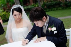 H.I.S. 長岡営業所 ハワイ挙式　結婚証明書にサイン